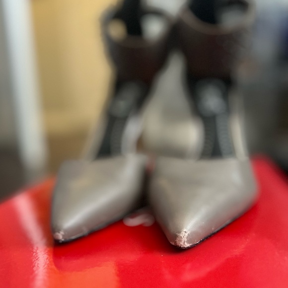 Gray Pointy Toe heels with think ankle strap. - Picture 6 of 9